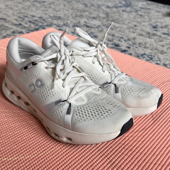 On Running Women's Cloudsurfer 2 Sneakers, size 8. - Picture 1 of 6